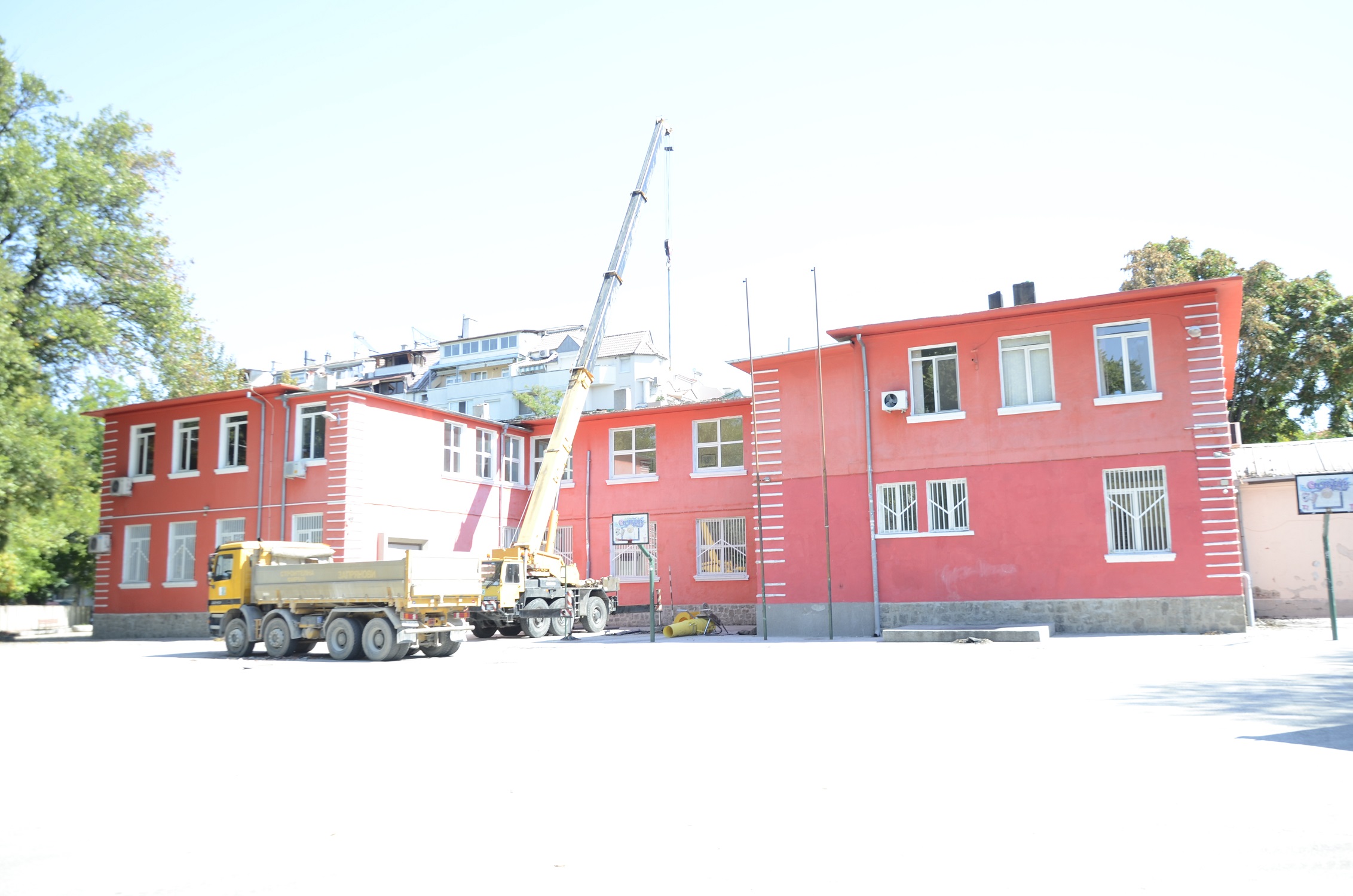 Започна ремонтът на ОУ „Душо Хаджидеков“, чиито покрив изгоря при пожар